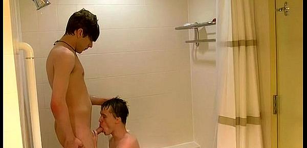  Hot gay William and Damien get into the shower together for a lil&039;